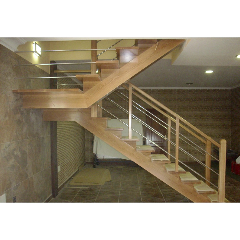 Escalera de interior a medida con zanca central en madera