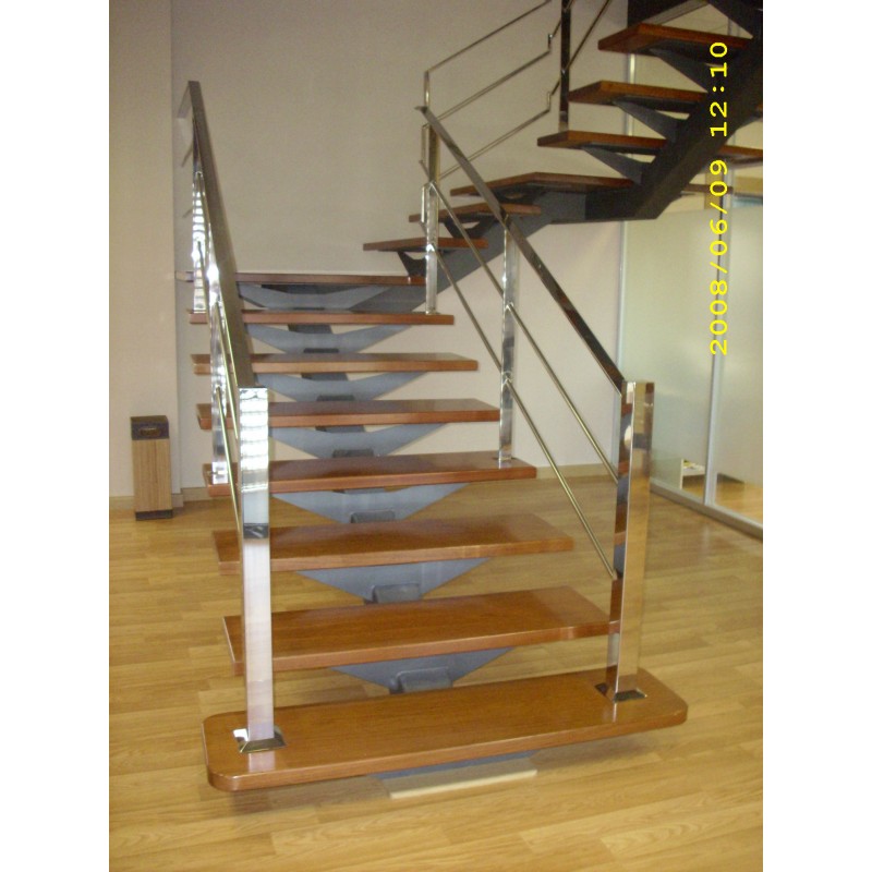 Escalera interior a medida con zanca central en acero