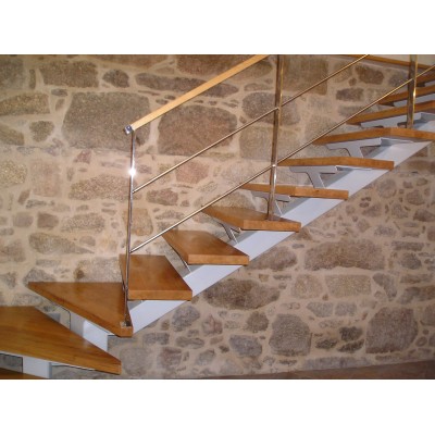 Escalera interior a medida con zanca central acero