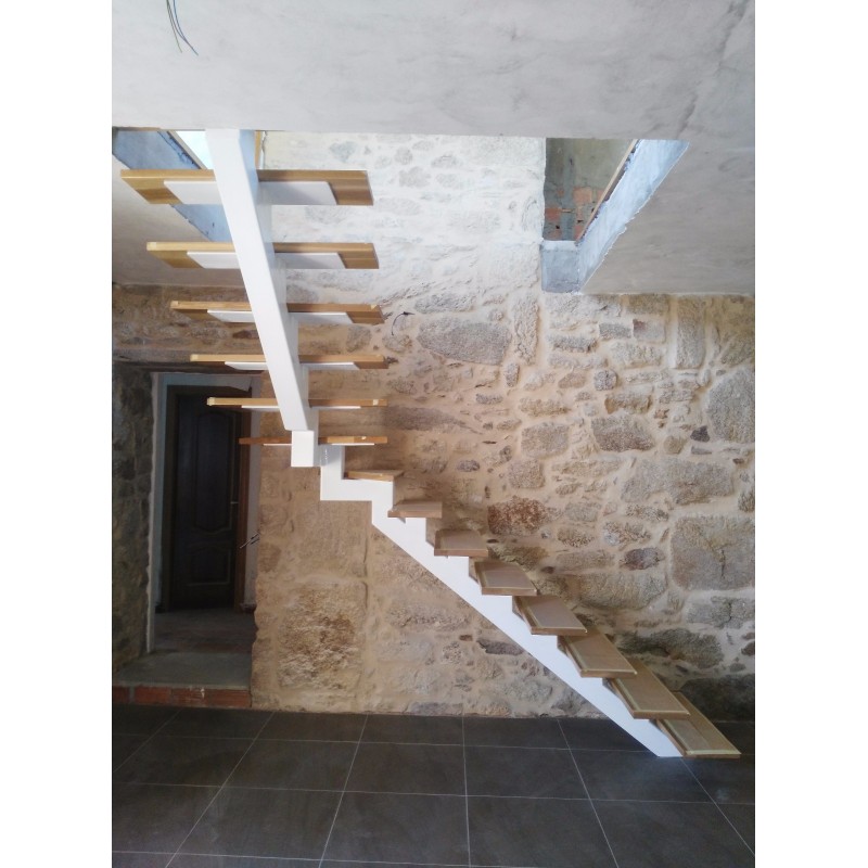 Escalera interior a medida con zanca central acero