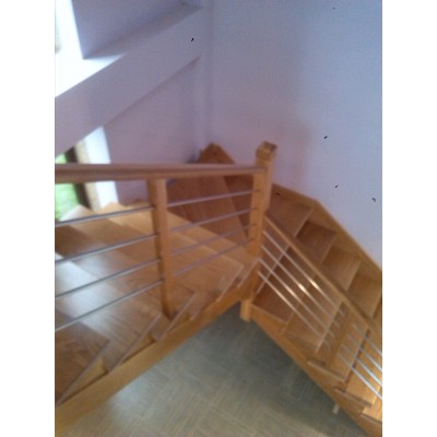 Escalera interior a medida en madera con barandilla en inox