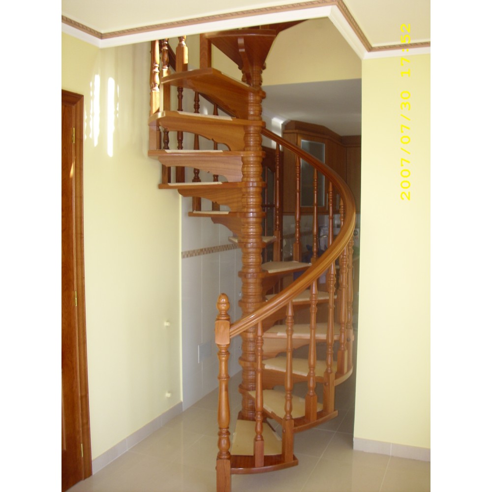 Escalera caracol a medida en madera torneada