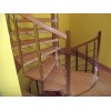 Escalera caracol a medida en madera combinada con inox
